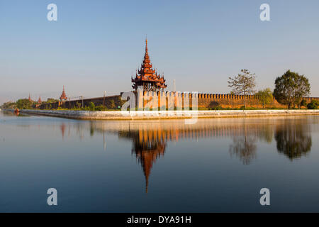 Mandalay Royal Palace MYANMAR Birmania Asia architettura città colorata storia fossato riflesso skyline turistica parete di viaggio Foto Stock