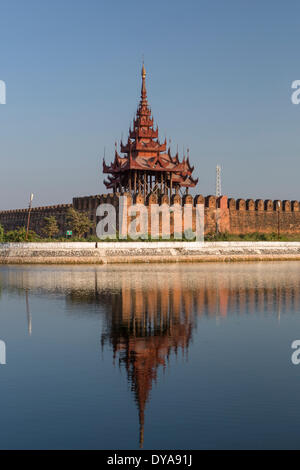 Mandalay Royal Palace MYANMAR Birmania Asia architettura città colorata storia fossato riflesso skyline turistica parete di viaggio Foto Stock