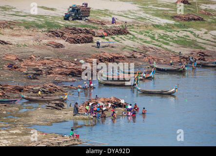 Mandalay, MYANMAR Birmania, Asia, Sagaing, barche, colorato, sul fiume river side, teka, turistica, viaggi, lavaggio, legno, Ayeyardady Foto Stock