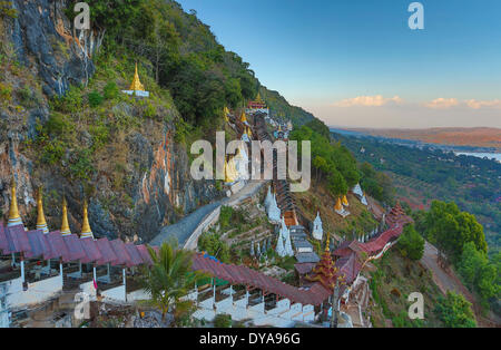 Grotte, Myanmar, Birmania, Asia, Pindaya, Shan, ingresso, hill, paesaggio, panorama, tetto, scale, gli stupa, tramonto, turistica, viaggi Foto Stock