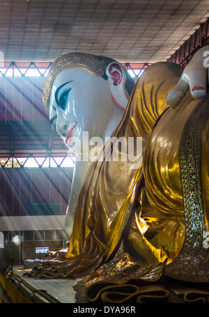 Chank Htat Gyi MYANMAR Birmania Asia Paya Yangon Rangoon bellezza Big Buddha Buddismo faccia colorati piedi piedi golden pace pe Foto Stock