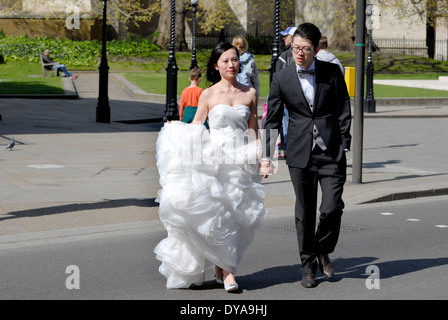 Londra, Inghilterra, Regno Unito. Un giovane giapponese giovane facendo un "nozze" Photo Shoot Foto Stock