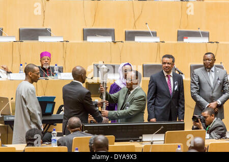 Etiopia ad Addis Abeba. 11 aprile 2014. Presidi delle cinque regioni dell Africa valuta la "fiamma del ricordo" che simboleggia la memoria, la speranza e la prevenzione dei genocidi, il 11 aprile, 2014, in Etiopia ad Addis Abeba Credito: Dereje Belachew/Alamy Live News Foto Stock