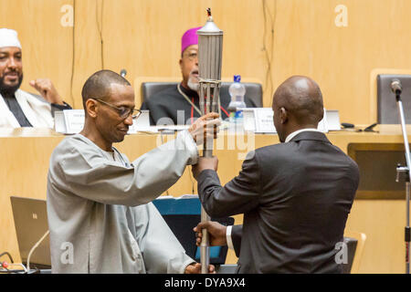 Etiopia ad Addis Abeba. 11 aprile 2014. Presidi delle cinque regioni dell Africa valuta la "fiamma del ricordo" che simboleggia la memoria, la speranza e la prevenzione dei genocidi, il 11 aprile, 2014, in Etiopia ad Addis Abeba Credito: Dereje Belachew/Alamy Live News Foto Stock