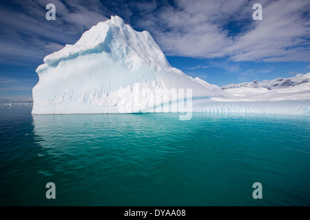 Un iceberg in stretto di Gerlache separando la Palmer Arcipelago tra la Penisola Antartica Foto Stock