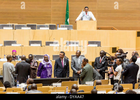Etiopia ad Addis Abeba. 11 aprile 2014. Media si riuniscono per coprire la cerimonia di illuminazione del relè di "la fiamma del ricordo" che simboleggia la memoria, la speranza e la prevenzione dei genocidi, il 11 aprile, 2014, in Etiopia ad Addis Abeba Credito: Dereje Belachew/Alamy Live News Foto Stock