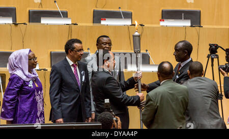 Etiopia ad Addis Abeba. 11 aprile 2014. Presidi delle cinque regioni dell Africa valuta la "fiamma del ricordo" che simboleggia la memoria, la speranza e la prevenzione dei genocidi, il 11 aprile, 2014, in Etiopia ad Addis Abeba Credito: Dereje Belachew/Alamy Live News Foto Stock