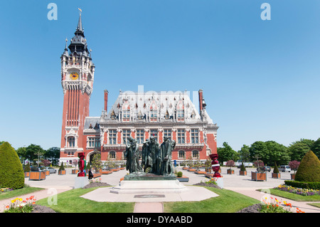 Francia, Calais. Sei borghesi di Calais da Rodin sorge di fronte al Municipio e Torre campanaria, progettato da Louis Debrouwer. Foto Stock