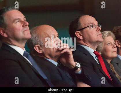 Payerne, Svizzera. 09Apr, 2014. Il principe Al bert II di Monaco (a destra) e Ueli Maurer, ministro svizzero della difesa (centrale), guarda la presentazione di Solar Impulse 2 in . Credito: Erik Tham/Alamy Live News Foto Stock