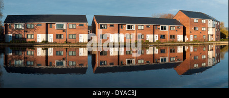 Banca Canale di Beagle case riflessa nell'Ashton Canal, Droylsden Marina, Tameside, Manchester, Inghilterra, Regno Unito Foto Stock