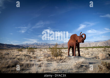 Scultura di elefante, dal 'Sky Art'-raccolta di filantropo Dennis Avery, nel marzo 2012. Galleta Prati è aperto al pubblico e comprende più di 130 sculture. Foto Stock