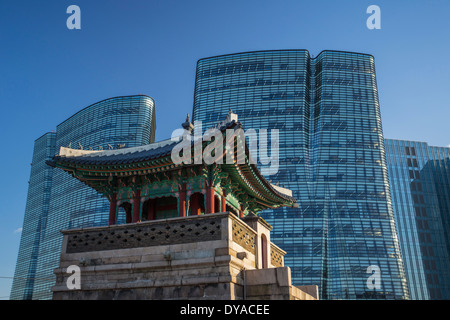 Corea Gyeongbokgung Asia sud-est di Seoul torre di avvistamento architettura contrasto Città centro di storia palazzo viaggio turistico mod Foto Stock