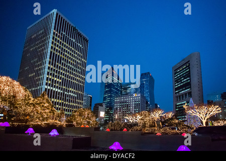 Corea del Natale Asia a Myeongdong Seoul città architettura colorato quartiere downtown skyline di luci street night touristic t Foto Stock