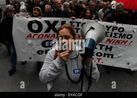 Atene, Grecia. Xi Apr, 2014. Persone di manifestare contro Angela Merkel la visita in Grecia. Alcuni 5.000 agenti di polizia sono in servizio per la Merkel visita, che sta parlando luogo un giorno dopo la Grecia ha restituito ai mercati internazionali con un 5 anno di bond vendita, dopo quattro anni di assenza. Credito: Aristidis Vafeiadakis/ZUMAPRESS.com/Alamy Live News Foto Stock