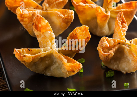 In casa asiatica Rangoons di granchio con salsa agrodolce Foto Stock