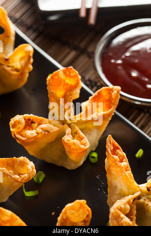 In casa asiatica Rangoons di granchio con salsa agrodolce Foto Stock