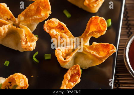 In casa asiatica Rangoons di granchio con salsa agrodolce Foto Stock