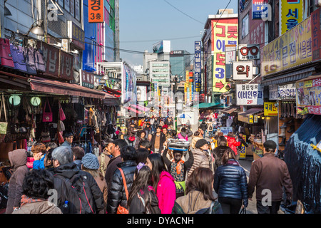 Corea Asia a Myeongdong Seoul città colorata affollato mercato landmark scena popolare via dello shopping tradizionale turistico trav Foto Stock