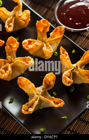 In casa asiatica Rangoons di granchio con salsa agrodolce Foto Stock