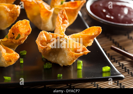 In casa asiatica Rangoons di granchio con salsa agrodolce Foto Stock