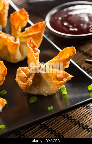 In casa asiatica Rangoons di granchio con salsa agrodolce Foto Stock