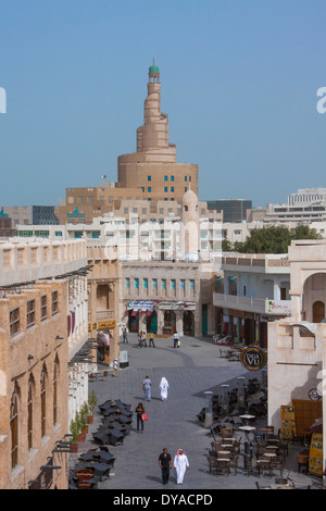 Doha la cultura islamica in Qatar Medio Oriente Souk architettura Wakif cafe centro mercato della città vecchia pedonale terrazza persone turiste Foto Stock