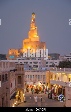 Doha la cultura islamica in Qatar Medio Oriente Souk architettura Wakif cafe centro città mercato serale vecchia pedonale luci di persone Foto Stock