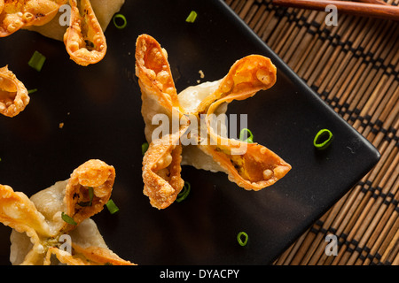 In casa asiatica Rangoons di granchio con salsa agrodolce Foto Stock