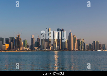 Doha in Qatar Middle East West Bay architettura calma baia della città economia colorati futuristica impressionante mattina new skyline tour Foto Stock