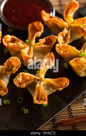 In casa asiatica Rangoons di granchio con salsa agrodolce Foto Stock