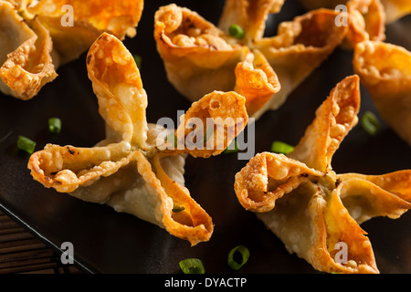 In casa asiatica Rangoons di granchio con salsa agrodolce Foto Stock