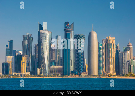 Al Bidda Burj Doha in Qatar Medio Oriente World Trade Center architettura di Bay City colorato corniche skyline futuristica skyscrape Foto Stock
