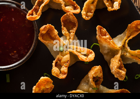 In casa asiatica Rangoons di granchio con salsa agrodolce Foto Stock