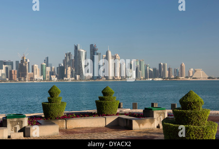 Al Bidda Burj Doha in Qatar Medio Oriente World Trade Center architettura di Bay City colorato corniche promenade futuristico skyline Foto Stock