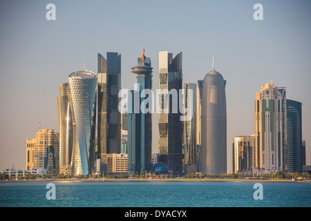 Al Bidda Burj Doha in Qatar Medio Oriente World Trade Center architettura di Bay City colorato corniche skyline futuristica skyscrape Foto Stock