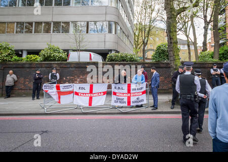 Una piccola raccolta di difesa inglese League (EDL) e Gran Bretagna prima di estrema destra i membri del gruppo guarda il islamisti radicali dimostrando al di fuori del centro di Londra (moschea o Regents Park moschea). Foto Stock