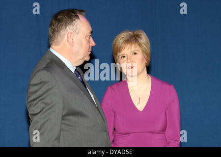 Aberdeen, Scozia Venerdì 11 Aprile, 2014. Primo Ministro Alex Salmond ed il Vice Primo Ministro Nicola Storione al SNP Conferenza di Primavera al Centro Congressi ed Esposizioni (AECC). Questo è l ultimo incontro formale prima del referendum il prossimo 18 settembre la campagna per un voto per la Scozia l'indipendenza. La conferenza, segnando l'ottantesimo anniversario della formazione del partito, segue la pubblicazione di 'Scotland il futuro, un dettagliato progetto per la creazione di un partito nazionale scozzese di governo per fornire utilizzando i nuovi poteri. Foto Stock