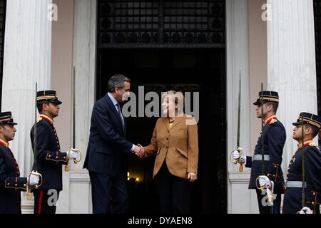 Atene, Grecia. Xi Apr, 2014. Primo Ministro greco Antonis SAMARAS (3 L) saluta il Cancelliere tedesco Angela Merkel (terza R) sul suo arrivo all'ufficio del Primo ministro a Atene, Grecia, 11 aprile 2014. Credito: Kostas Tsironis/Xinhua/Alamy Live News Foto Stock