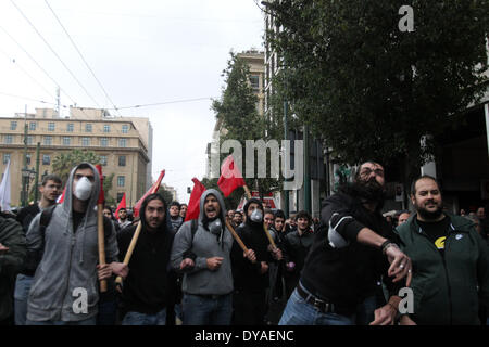 Atene, Grecia. Xi Apr, 2014. I manifestanti gridare slogan contro la visita del Cancelliere tedesco Angela Merkel a Atene, Grecia, 11 aprile 2014. Credito: Marios Lolos/Xinhua/Alamy Live News Foto Stock