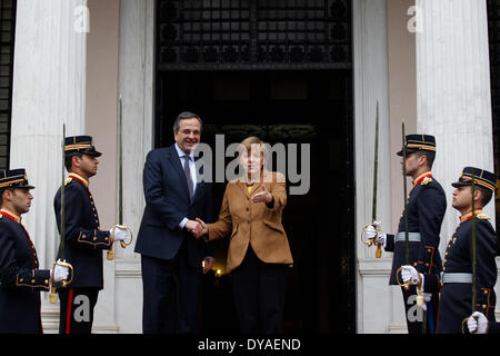 Atene, Grecia. Xi Apr, 2014. Primo Ministro greco Antonis SAMARAS (3 L) saluta il Cancelliere tedesco Angela Merkel (terza R) sul suo arrivo all'ufficio del Primo ministro a Atene, Grecia, 11 aprile 2014. Credito: Kostas Tsironis/Xinhua/Alamy Live News Foto Stock