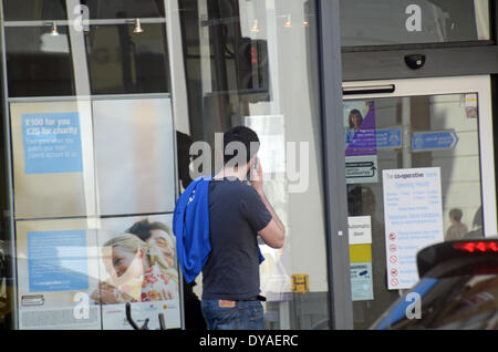 Londra, 11 aprile 2014, Co-op Bank si scusa per £ 1,3 miliardi di perdita per il 2014 a 4,7 milioni di clienti dopo la scoperta di £ 1,5 miliardi di euro pound buco nero. Foto Stock