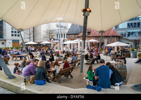 Il Oast House pub al di fuori della Corte di corona in Avenue cortile, Spinningfields, Manchester, Inghilterra, Regno Unito Foto Stock