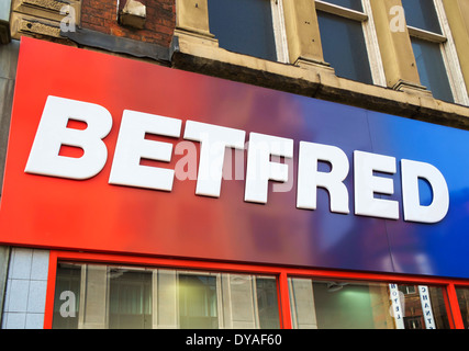 Betfred scommesse negozio nel centro della città di Manchester, Inghilterra, Regno Unito Foto Stock