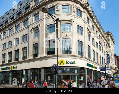 Morrisons negozio locale sulla Piccadilly nel centro della città di Manchester, Inghilterra, Regno Unito Foto Stock