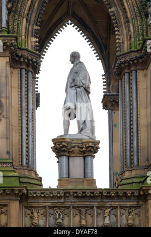 Statua del Principe Alberto di fronte al Municipio di Albert Square, Manchester, Inghilterra, Regno Unito Foto Stock