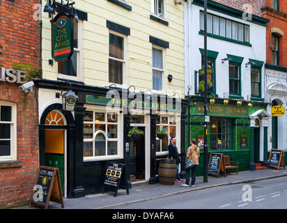 Pub tradizionali su Kennedy Street nel centro della città, Manchester, Inghilterra, Regno Unito Foto Stock