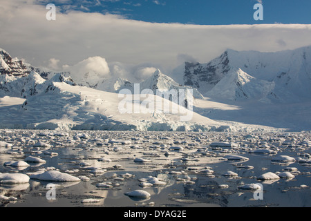 Montagne dalla stretto di Gerlache separando la Palmer Arcipelago tra la Penisola Antartica Foto Stock