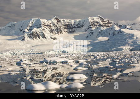 Montagne dalla stretto di Gerlache separando la Palmer Arcipelago tra la Penisola Antartica Foto Stock