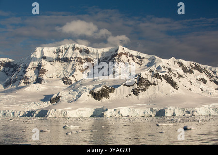 Montagne dalla stretto di Gerlache separando la Palmer Arcipelago tra la Penisola Antartica Foto Stock