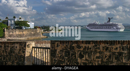 San Juan, Puert Rico, noi. 28 mar 2005. Visto dalla vecchia San Juan city wall, il carnevale trionfo la nave di crociera vele passato La Fortaleza, noto anche come il Palacio de Santa Catalina. L'attuale residenza ufficiale del Governatore di Puerto Rico, è stato costruito nel 1533 come una fortezza per difendere il porto ed è il più antico palazzo del governatore ancora in uso nell'emisfero occidentale. Un grande palazzo ala con un impressionante stile neo-rinascimentale facciata è stato aggiunto nella metà del XIX secolo. © Arnold Drapkin/ZUMAPRESS.com/Alamy Live News Foto Stock